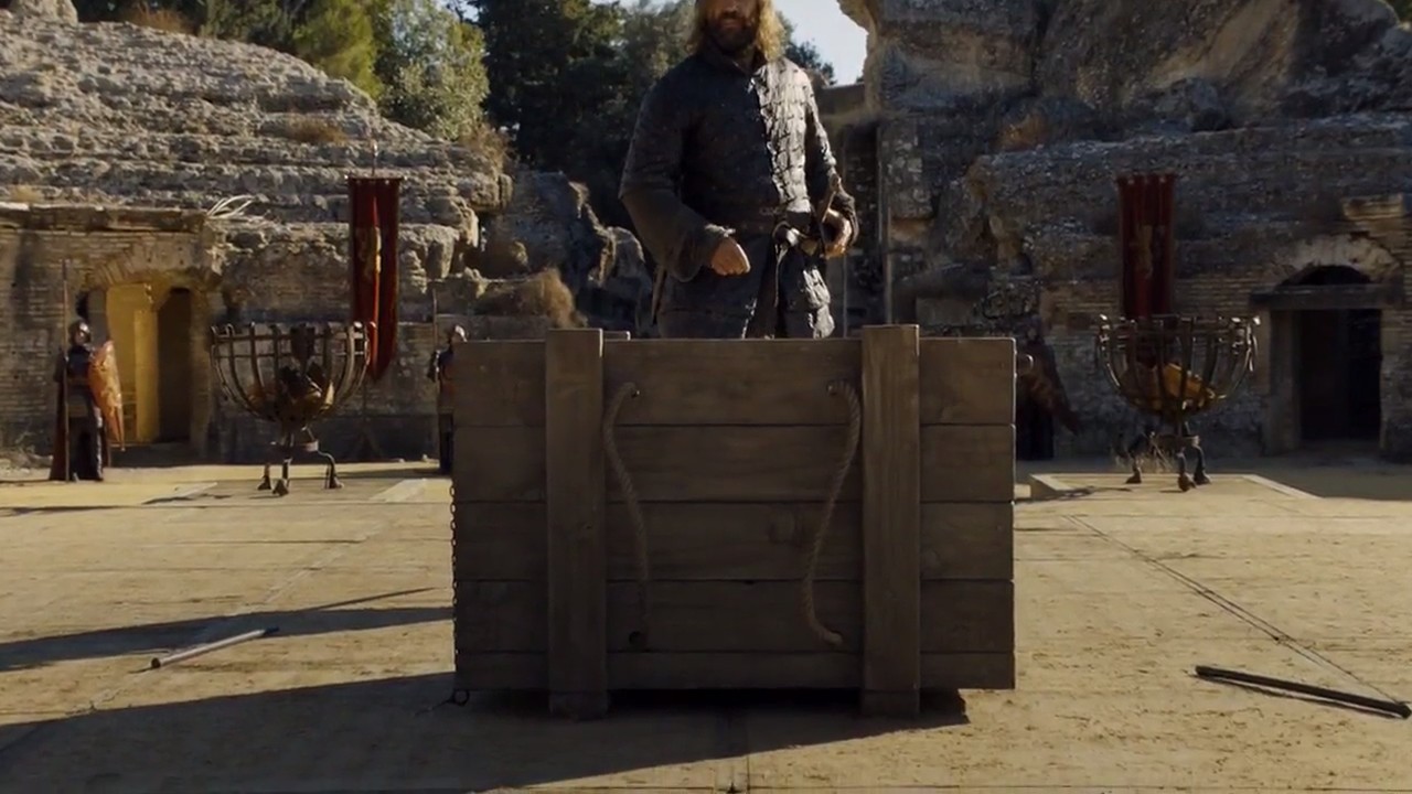 Sandor abre la caja en la que encerraron al espectro capturado