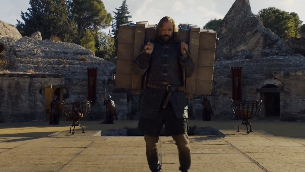 Sandor porta la caja con el espectro capturado más allá del Muro