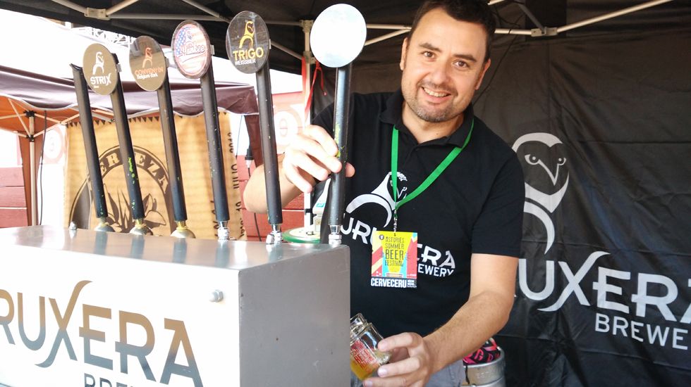 Hugo Suárez, propietario del brewpub L'Espumeru que fabrica la cerveza Curuxera.