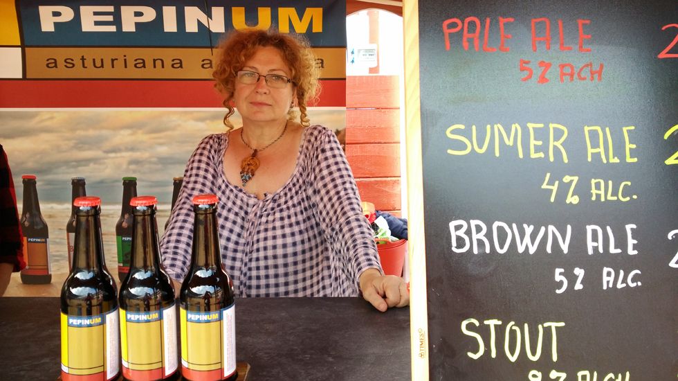Gela Sierra, en el puesto de cervezas Pepinum.