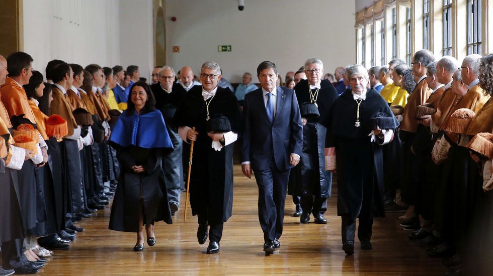 El presidente del Principado, Javier Fernández (2d), junto al rector de la Universidad de Oviedo, Santiago García Granda (2i), al inicio del acto de inauguración del curso de la institución académica asturiana, en el que ha anunciado un nuevo modelo de financiación plurianual para la Universidad de Oviedo.