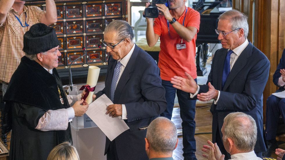 Juan Velarde recibe de manos del rector de la UIMP, Cesar Nombela el XXXI Premio Internacional Menéndez Pelayo en Santander