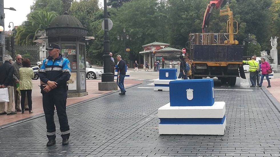 Colocación de bolardos en Oviedo con motivo de las fiestas de San Mateo.