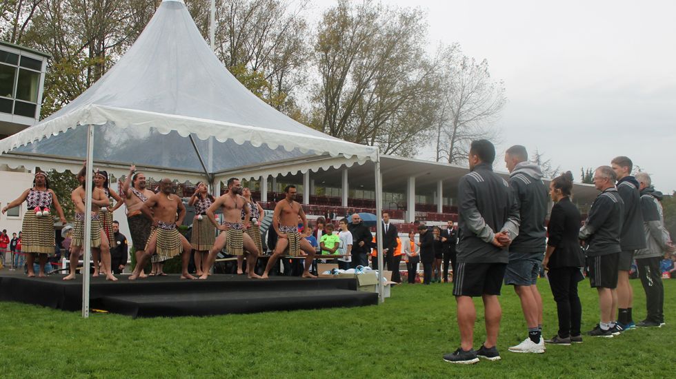 Una danza ritual maor&iacute; sobre el c&eacute;sped de Las Mestas