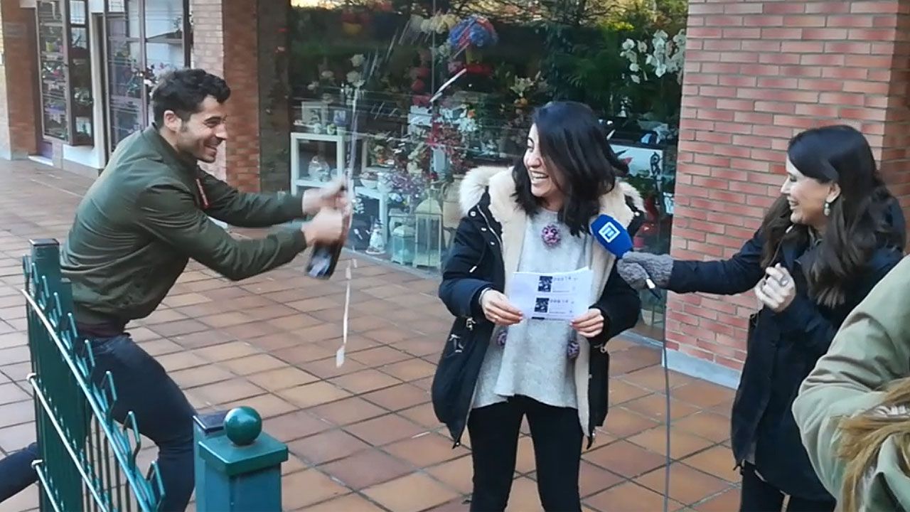 Los ganadores de un tercer premio de la Lotería de Navidad en Gijón celebran su buena suerte