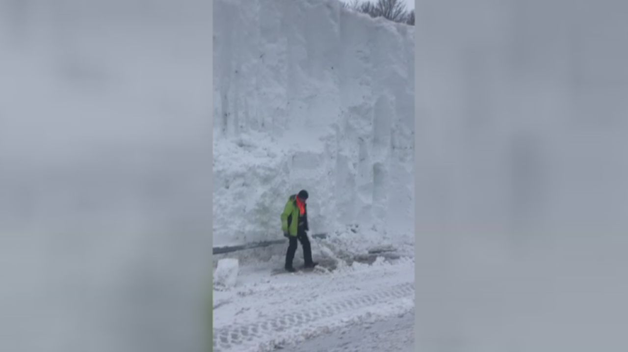 Un muro de siete metros de nieve entre Asturias y Le&oacute;n