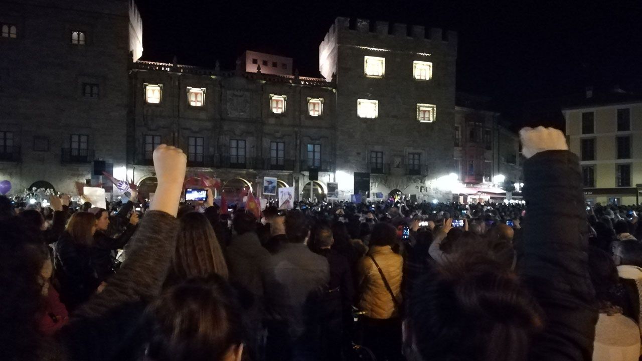 El Coru Internacional Matriarcal Antifascista Al Altu La Lleva canta 'A la huelga' al final del 8M en Gij&oacute;n