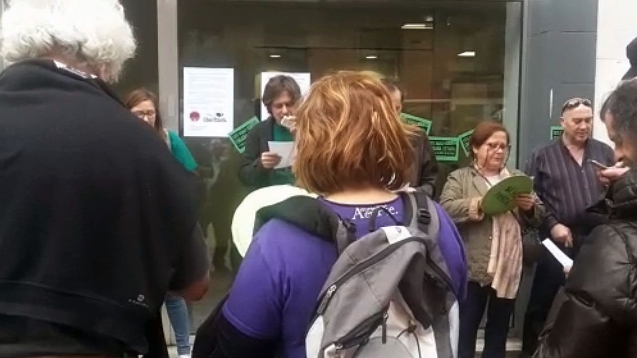 Nacho Vegas canta en un encierro de la PAH en un banco de Gij&oacute;n