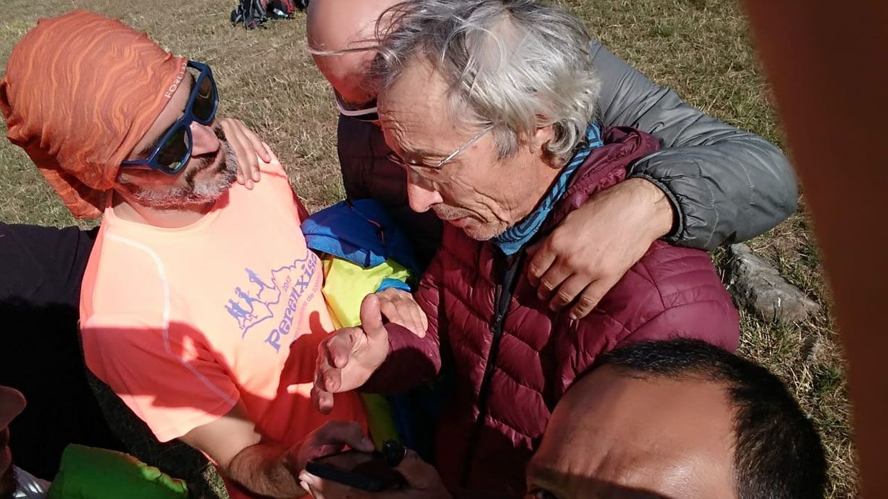 Los compa&ntilde;eros de Cheluis preparando el helic&oacute;ptero para ir en su rescate
