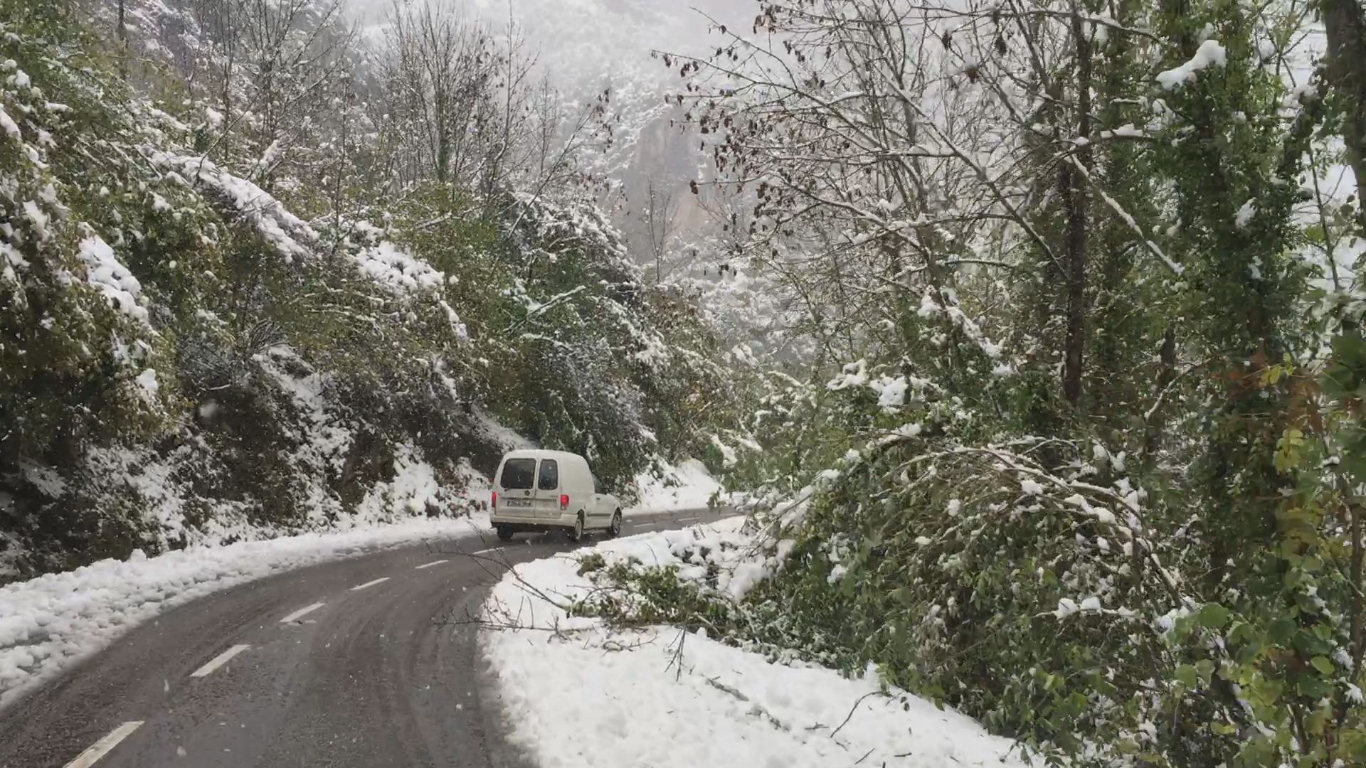 La nieve complica el tr&aacute;fico en 11 puertos asturianos