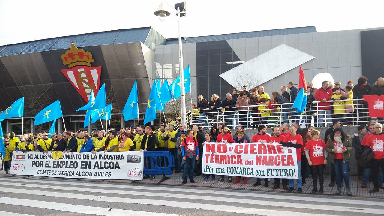 Una protesta de trabajadores recibe a Pedro S&aacute;nchez