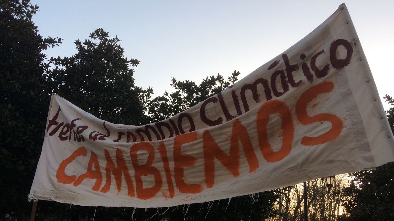 Una marea por el cambio clim&aacute;tico inunda La Escandalera