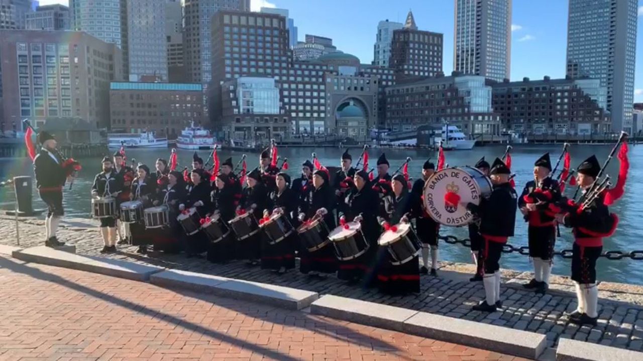 As&iacute;&nbsp;fue el hist&oacute;rico desfile de la Banda de Gaitas de Corvera en Boston
