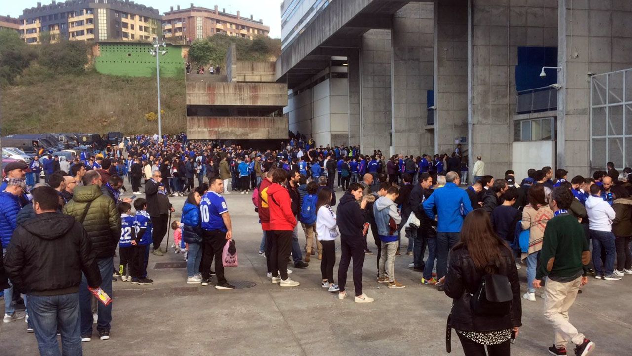 Doce minutos de protesta en el exterior del Tartiere