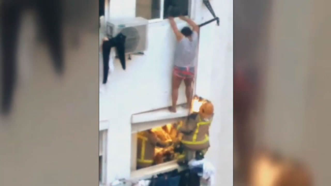 Todo apunta a una sobrecarga de la instalación eléctrica de la vivienda en el incendio de Hospitalet