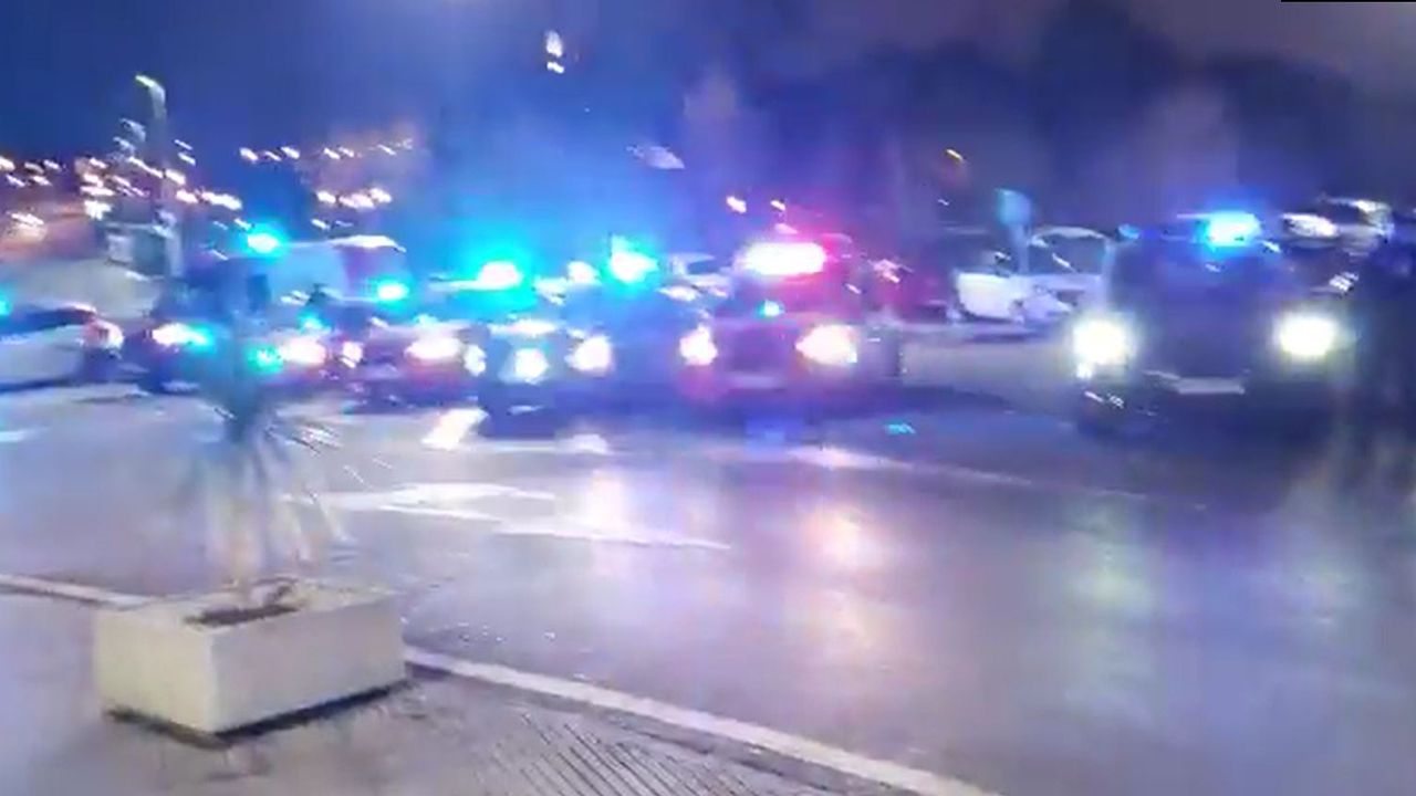 Cuerpos de seguridad de Gij&oacute;n homenajean a los sanitarios