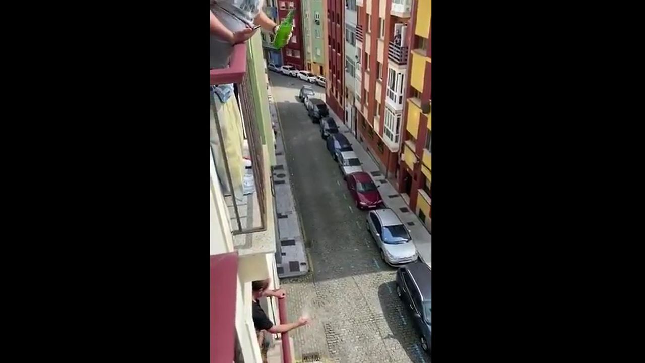 La&nbsp;sidra que se &laquo;salta&raquo;&nbsp;la cuarentena de balc&oacute;n a balc&oacute;n en Cimadevilla