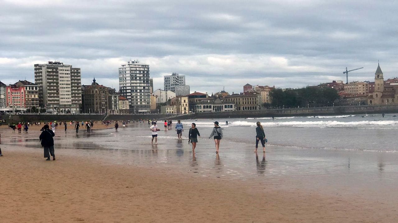 Así está la playa y el Muro de Gijón a las 9 de la mañana