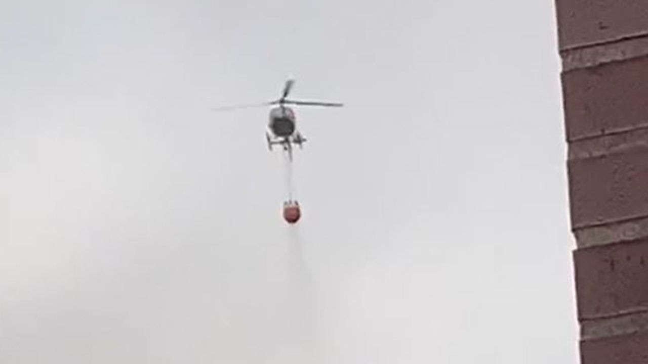 Un helic&oacute;ptero de los bomberos trata de sofocar un incendio forestal en Avil&eacute;s