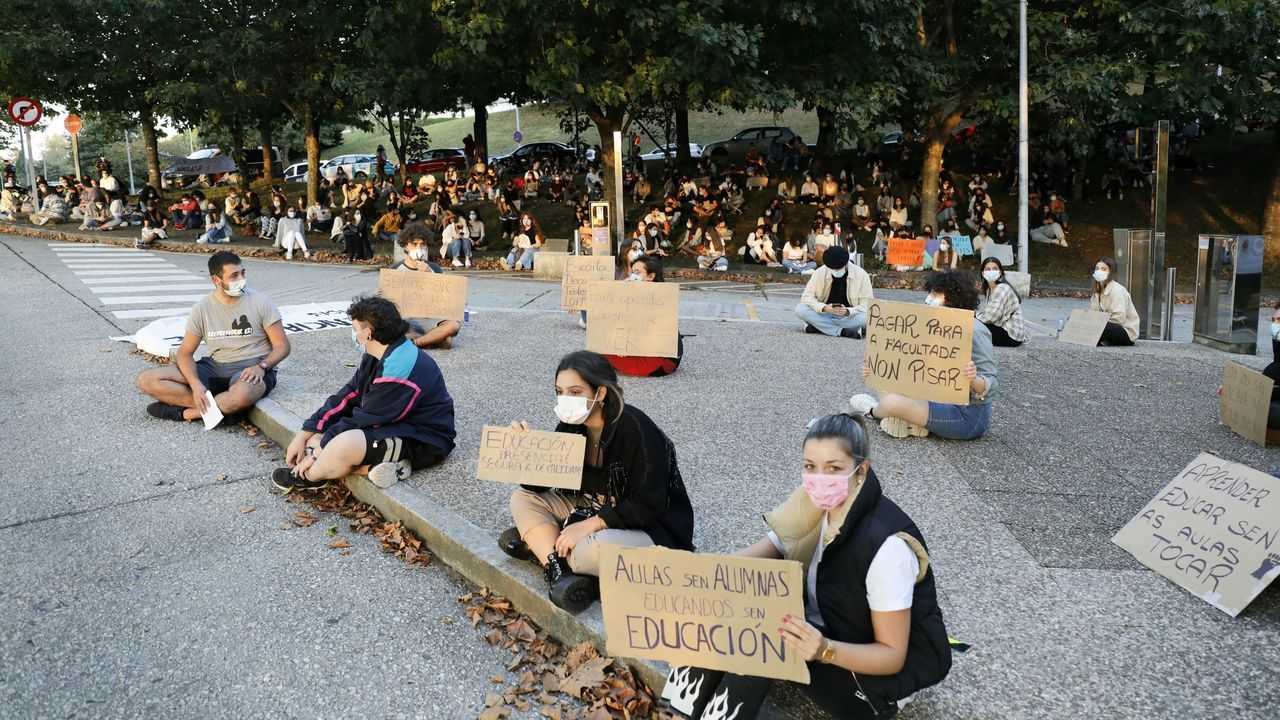 Sentada silenciosa de protesta de los alumnos de ciencias de la educacion por las medidas de presencialidad adoptadas por el decanato