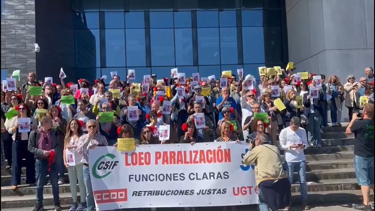 Funcionarios de justicia se manifiestan a las puertas del Palacio de Justicia de Gij&oacute;n