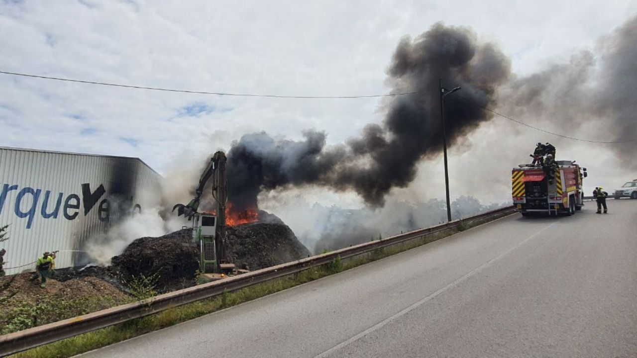 Incendio en una instalaci&oacute;n de reciclaje de residuos en Veri&ntilde;a