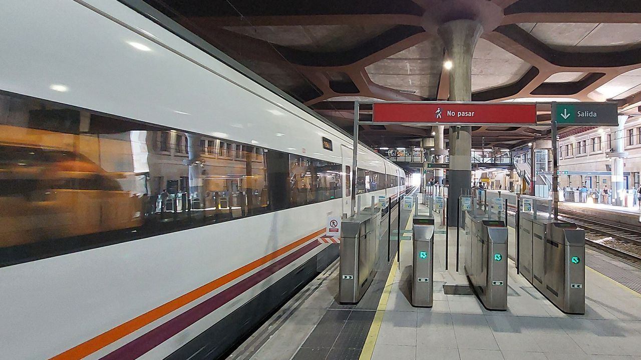 Trece pasajeros en el tren regional de media distancia Leon-Oviedo