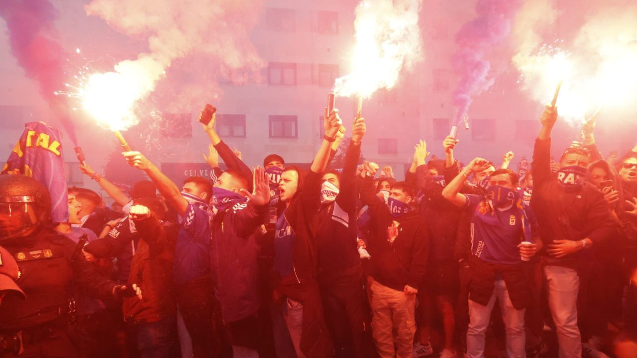 Recibimiento de la afici&oacute;n del Real Oviedo