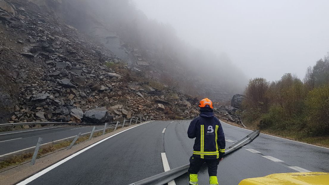 La Guardia Civil trabaja en el argayo del Huerna