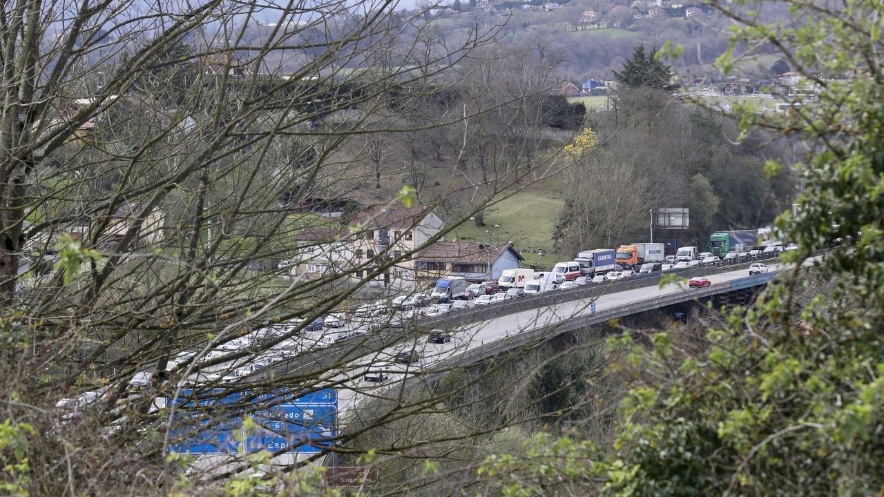 Atasco kilom&eacute;trico a la entrada de Oviedo