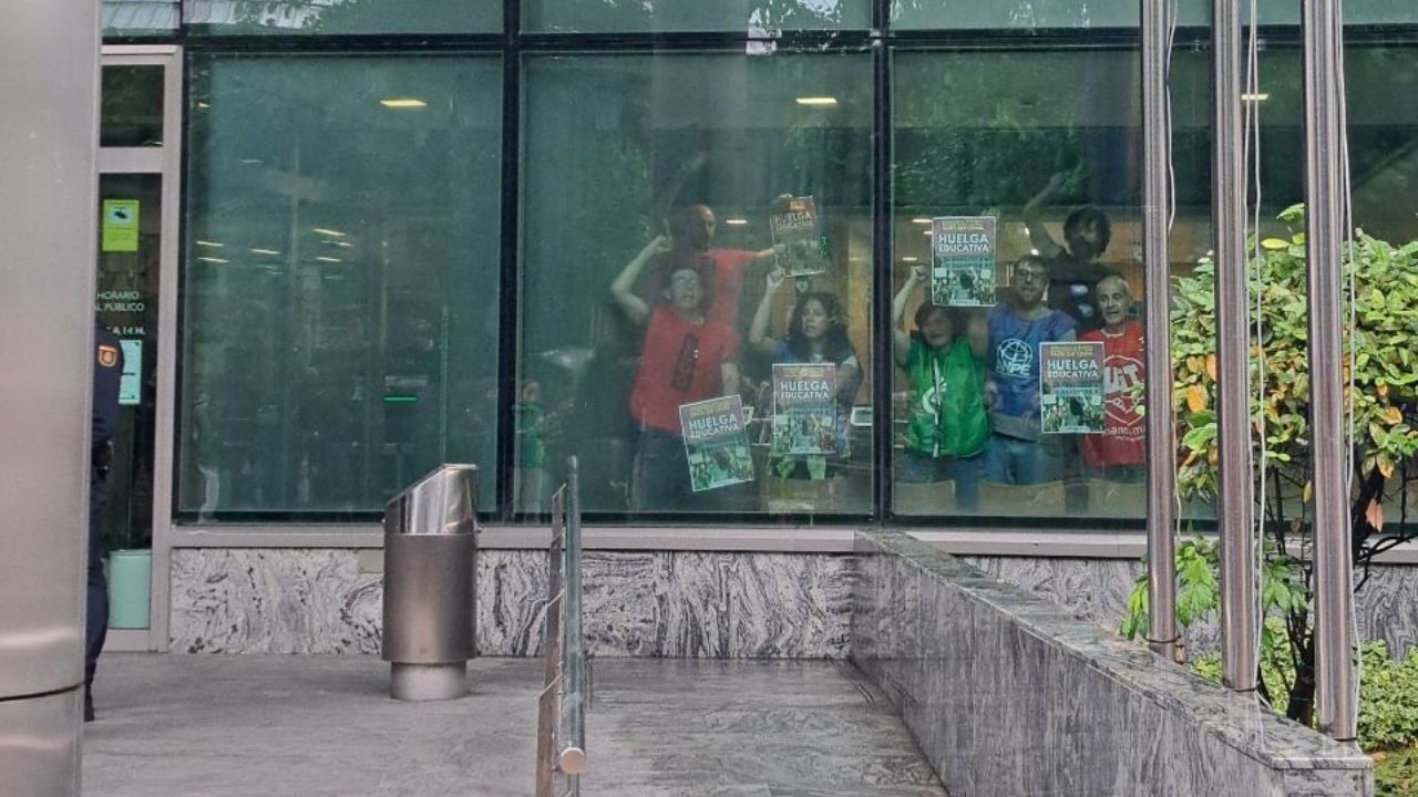 Encierro de los profesores en la Consejer&iacute;a de Hacienda
