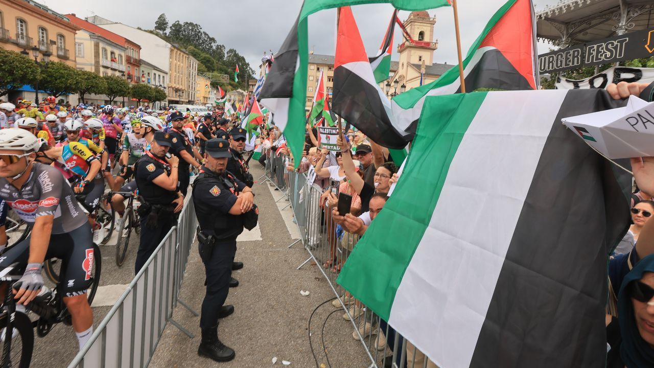 Salida de la Vuelta ciclista a Espa&ntilde;a, en Vegadeo, con protestas contra Israel