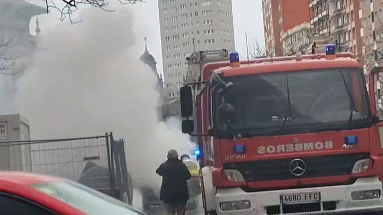 Coche ardiendo en Gij&oacute;n