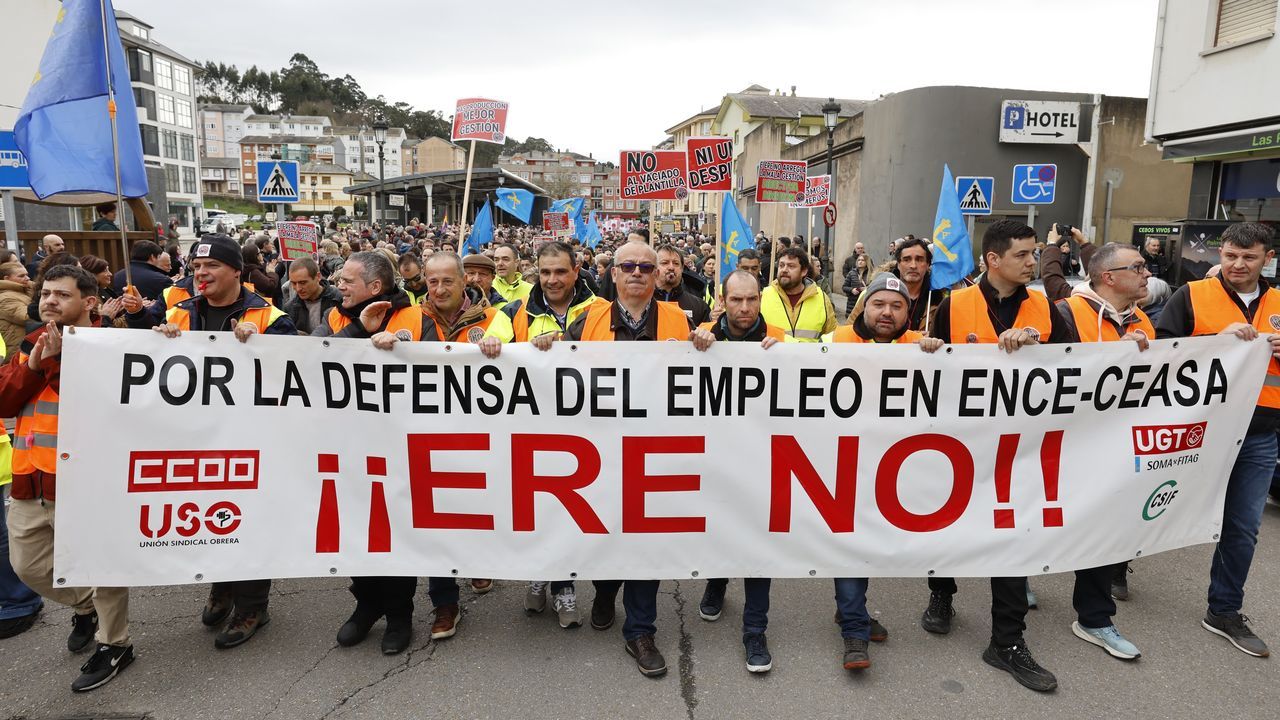Multitudinaria manifestaci&oacute;n en Navia contra el ERE de Ence