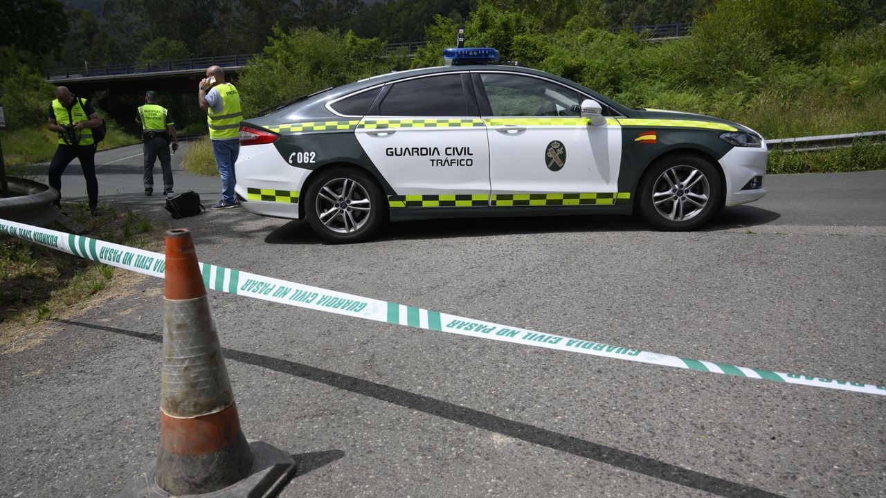 Operativo de la Guardia Civil tras el accidente de un cami&oacute;n en Colunga