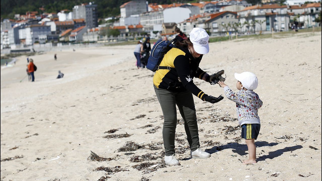 Limpieza multitudinaria de alumnos del Centro Británico que también se realizará en otros cinco arenales del norte de España EN LA PLAYA DE COROSO