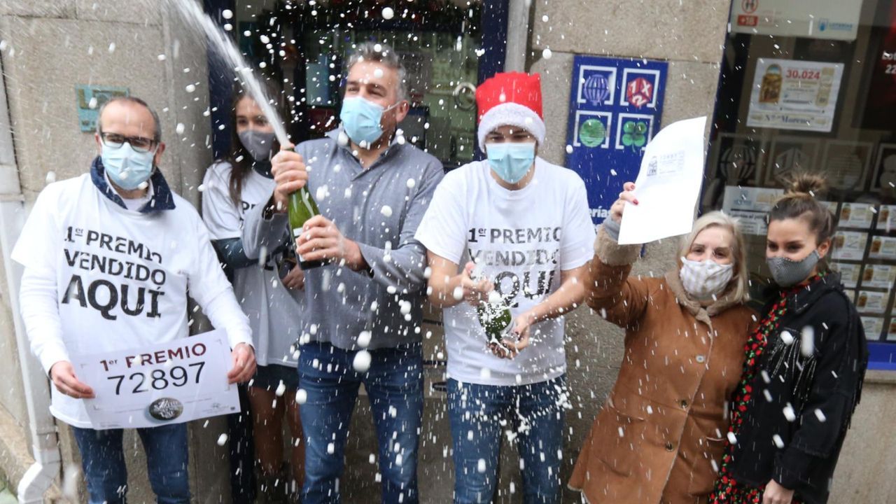 El 86986, un quinto premio, muy repartido por Galicia.5º premio de la Lotería Nacional de Navidad en el estanco de la Avenida de Monelos