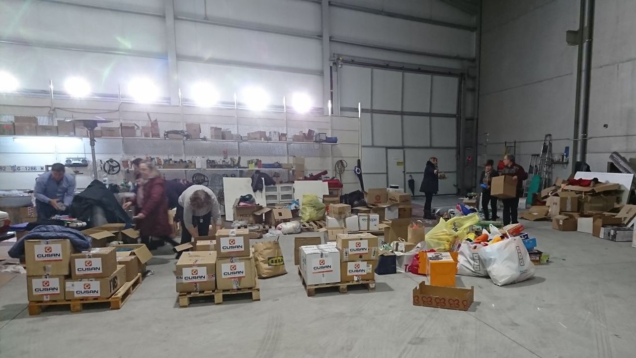 El �skatepark� con ADN asturiano en el coraz�n de �frica.Miembros de la asociaci�n de Avimun preparan oganizan las cajas de donaciones con destino a Senegal
