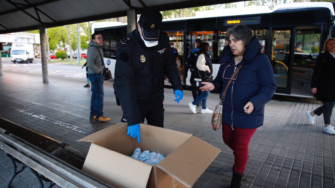 Policía Local y Nacional reparten mascarillas a los usuarios de los autobuses en Pontevedra