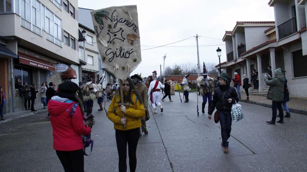 Mascarada ibérica.Cerca de 40 grupos y 800 personas participaron en la mascarada ibérica de Viana do Bolo