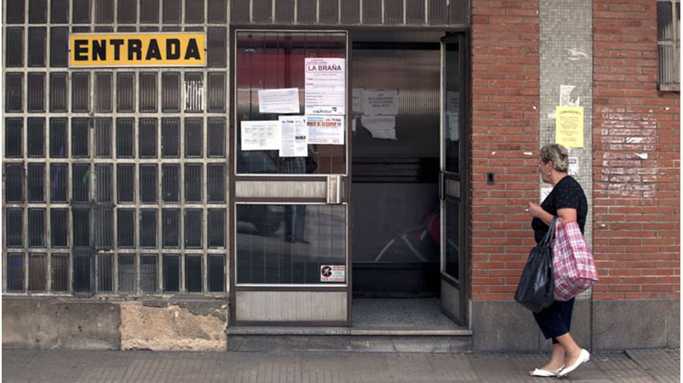 Rescate del ciclista herido en Murias, Mieres.Economato de Hunosa