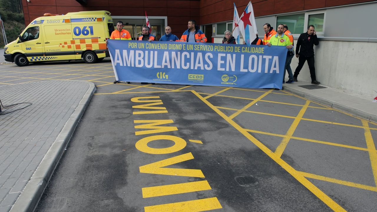 Concentracion en el hospital do Salnés exigiendo una UVI móvil para Arousa