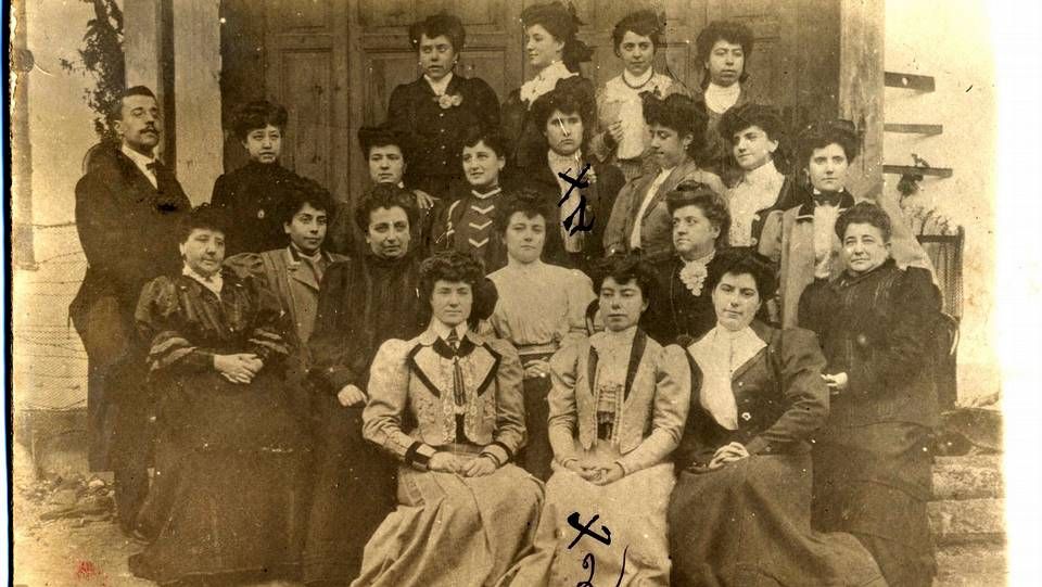 Disfrazadas de alsacianas.Escuela de mujeres (Monelos- Os Muíños)
