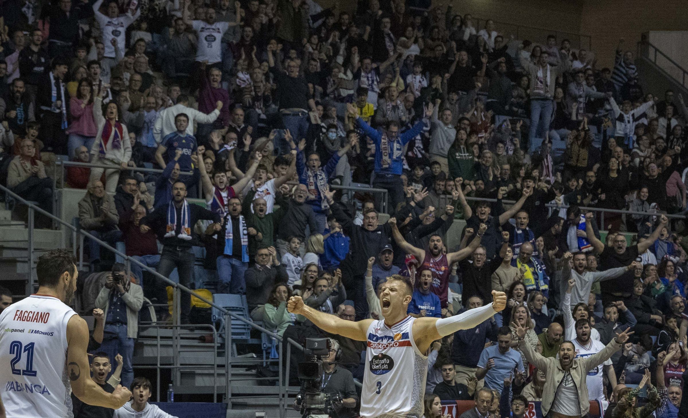 O xogador do Obradoiro Brad Davison celebra a vitoria fronte o Estudiantes. 22/03/2025