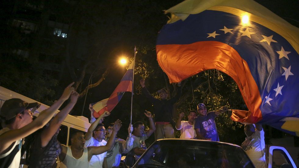 Los opositores celebran la victoria en las calles de Caracas.