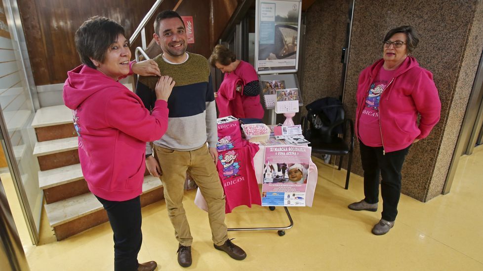 Mesa informativa del cáncer de mama en el hospital QuirónSalud