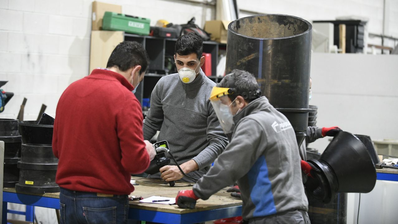 Empresa Proferplas de Lalín trabajando con mascarillas