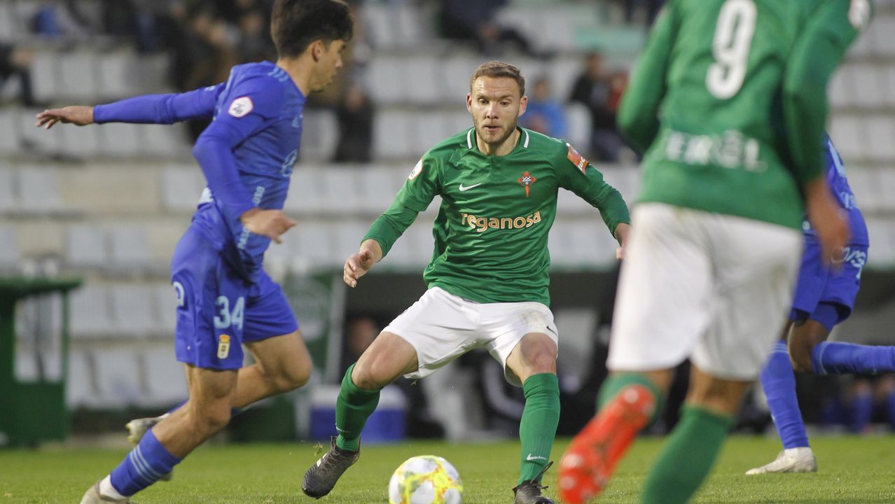 Raúl Prado disputa un balón ante el Racing de Ferrol