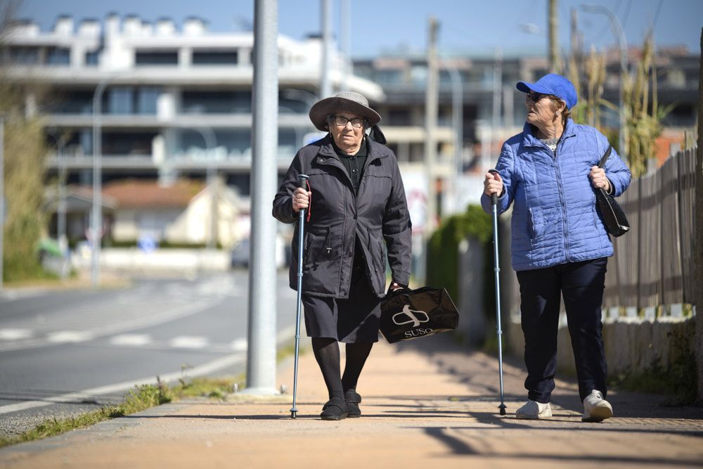 Carmen, de 101 anos, no seu paseo diario por Portonovo. 03/2025