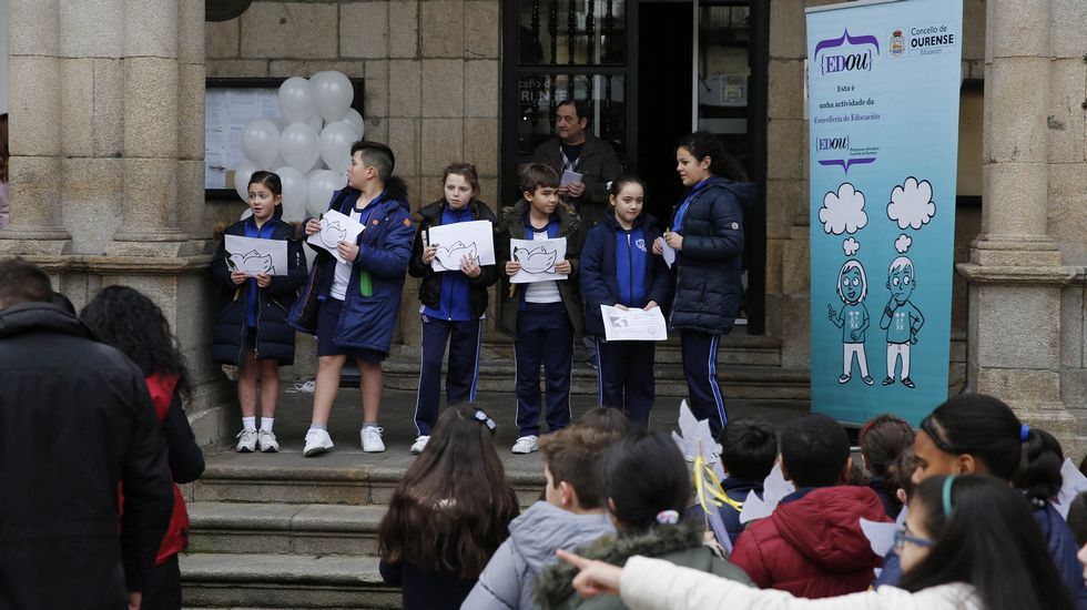 Paz Ourense.Lectura de manifiesto y suelta de globos en la praza Maior de Ourense